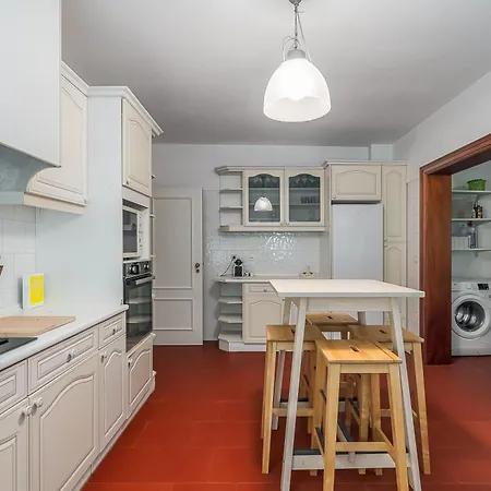 Moradia Milu Frente A *